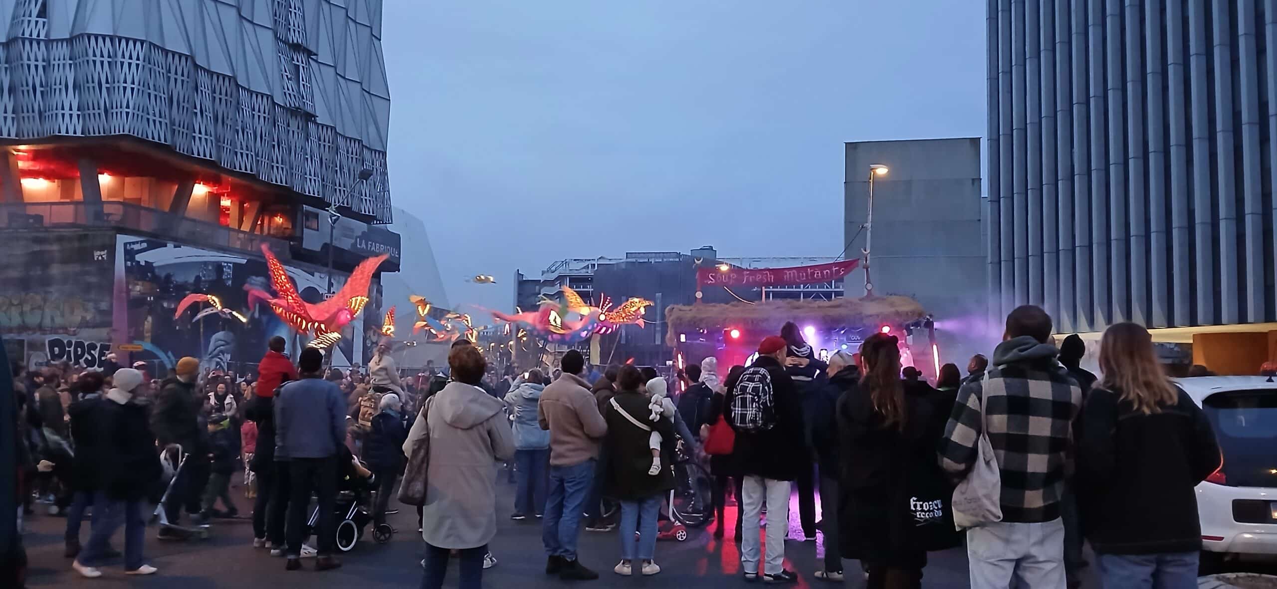 Samedi 6 décembre 2025, avait lieu sur le bd de la Prairie-au-Duc, une grande parade festive de Noël. Avec une envolée de grands oiseaux phosphorescents, marionnettes géantes et lumineuses ! Cette parade des oiseaux était précédée d'un grand vaisseau-char qui a ouvert la marche avec à son bord des musiciens !!!